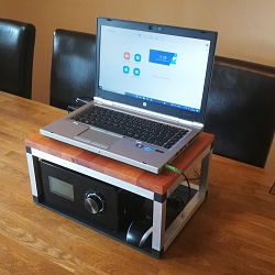 Tischgestell mit Laptop 250x